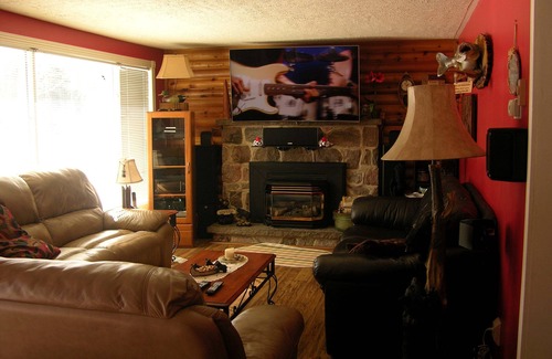 Sauble Beach Cabaña | Sauble Beach cottage on a quiet residential street minutes from the beach.