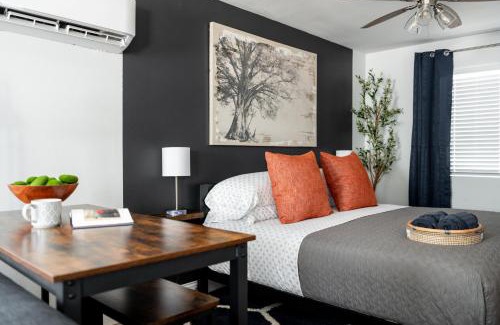 Johnson City Casa | Sauceda Cottage at Wrenwood Ranch, King Bed
