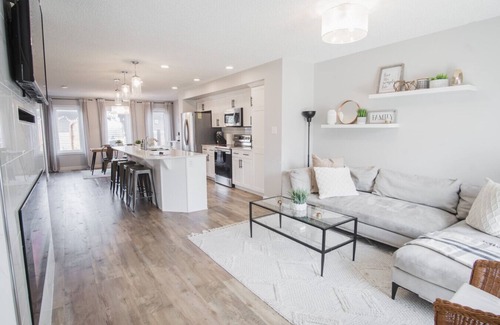 West Edmonton Casa | Sauna|9minstoWEM|Foosball|VintageArcade|4 bedrooms