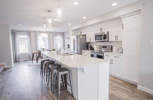 West Edmonton Casa | Sauna|9minstoWEM|Foosball|VintageArcade|4 bedrooms