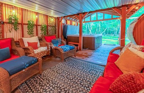 Lake Harmony Estates Casa | Sauna and 2-Story Deck Luxe Poconos Chalet