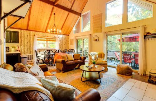 Lake Harmony Estates Casa | Sauna and 2-Story Deck Luxe Poconos Chalet