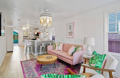 Lake Worth Casa | Sauna; Bar; Beach; Walk Downtown; Courtyard; Artsy; Family and Pet Friendly