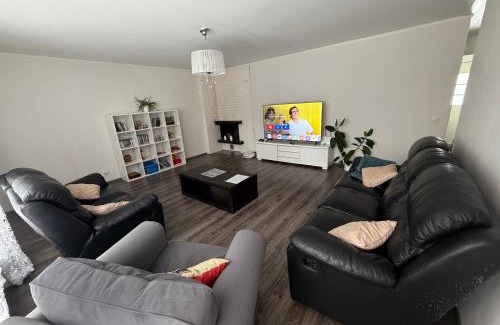 Karhula Apartamento | Saunallinen iso omakotitalo