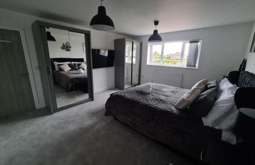 Leicester Casa | SAV Stays 5 Bed Luxury Detached House in Leicester