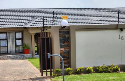 Emalahleni Casa | Savanna Buffalo Guest House