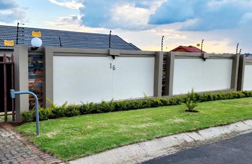 Emalahleni Casa | Savanna Buffalo Guest House