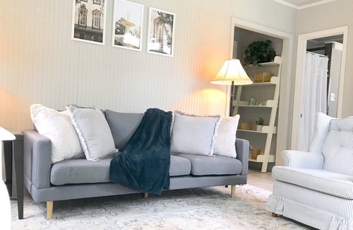 Baldwin Park Cabaña | Savannah Charm Poolside Cottage - 3 mins fr Downtown!