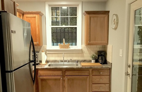 Baldwin Park Cabaña | Savannah Charm Poolside Cottage - 3 mins fr Downtown!