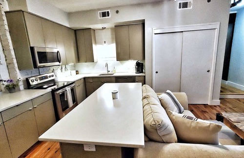 Historic District - North Condominio | SAVANNAH CHIC! Prime 2BR Loft Broughton Street, City Market & Plant Riverside