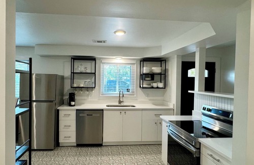 Savannah Casa | Savannah Spruce 2 Bedroom 1 Bath Private Driveway 5 Minutes To Historic Downtown
