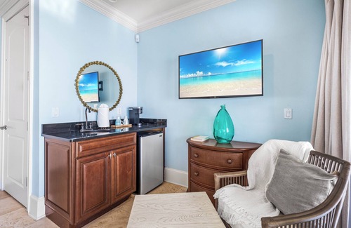 Delos Casa | *Designer*2Pools*BeachSvc+Gear*CoastalVibes