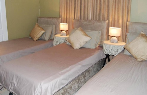 Rondebosch East Cama Y Desayuno | Savoy Lodge - Habitación Triple Económica 4