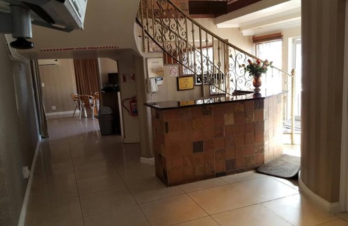 Rondebosch East Cama Y Desayuno | Savoy Lodge con desayuno incluido! - Habitación Triple Económica 5