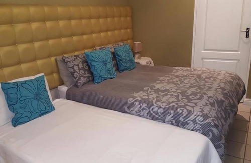 Rondebosch East Cama Y Desayuno | Savoy Lodge con desayuno incluido! - Habitación Triple Económica 5