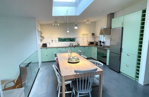 Listarum Casa | Scandinavian Design Vacation Home. Walk to Beach & National Park!