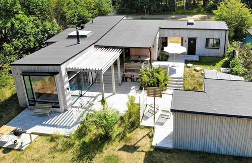 Listarum Casa | Scandinavian Design Vacation Home. Walk to Beach & National Park!