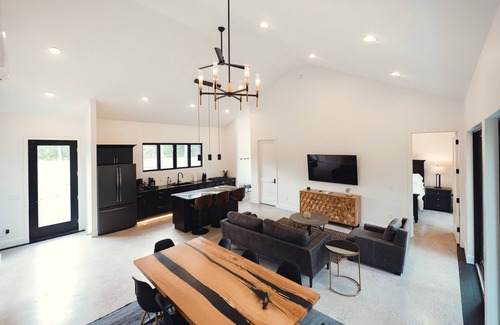 Mayfield Casa | 🇸🇪 Scandinavian Haus – Modern Boardman Riverfront | Game Room | Pet-Friendly | Near TC