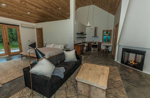 Pine Bush Chalet De Esquí | Chalet inspirado escandinavo, lujo, privacidad, aislamiento, vistas a la montaña