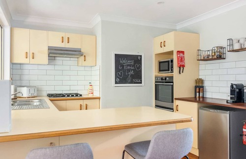 Maleny Cabaña | Scandinavian Oasis: Pet-Friendly, Steps to Town!