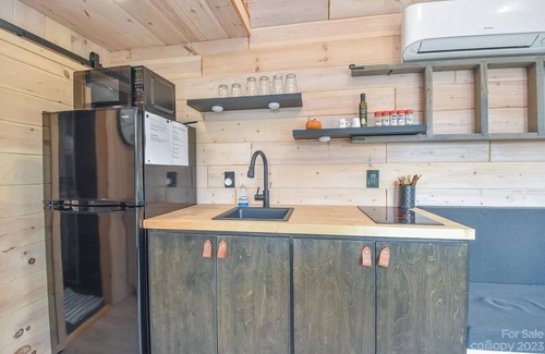 Salisbury Apartamento | Scandinavian tiny home surrounded by nature with patio, solo fire pit, grill.