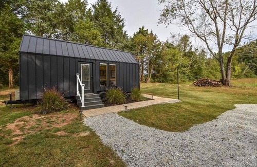 Salisbury Apartamento | Scandinavian tiny home surrounded by nature with patio, solo fire pit, grill.