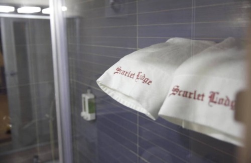 Ofin Cabina | Scarlet Lodge