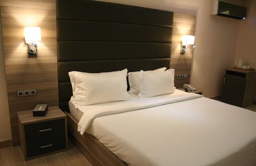 Ofin Cabina | Scarlet Lodge