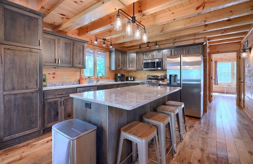 Logan Cabina | Scarlet Ridge - 6BR/3BA - walking distance to Old Man's Cave