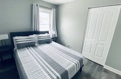 Streamwood Casa | Scarlet Star - 3Br home in Streamwood