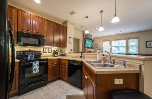 Maggie Valley Condominio | Scenic 2BR Condo w/ Porch + Pool Near Slope/Trails