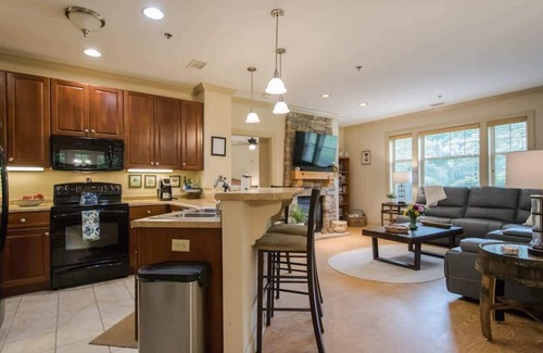 Maggie Valley Condominio | Scenic 2BR Condo w/ Porch + Pool Near Slope/Trails