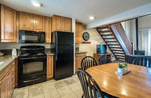South Lake Tahoe Complejo | Scenic 2BR Retreat | Stunning Lake Views & Free Parking!