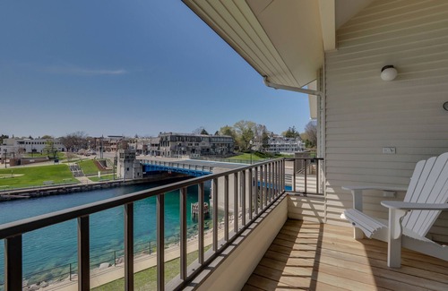 Charlevoix Condominio | Scenic 2BR with Vaulted Ceilings | Downtown Charlevoix | Pool, Hot Tub, Sauna