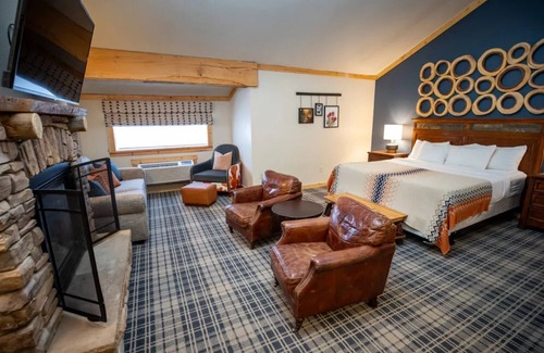 Mammoth Lakes Hotel | Scenic Alpine Room Near Mammoth Mountain, Great for Skiing and Lake Walks