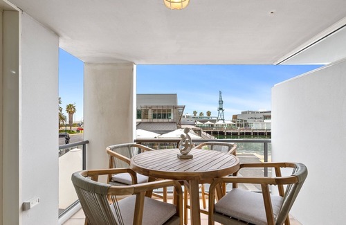 Port Melbourne Apartamento | Scenic Beachside 3-bedroom with Water Views