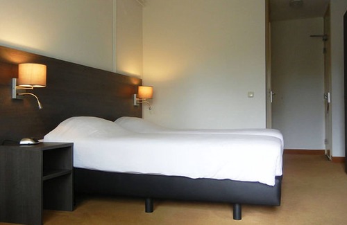 De Bult Hotel | Scenic Canal Stay Close to Giethoorn & De Wieden Nature Reserve