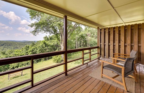 Eureka Springs Apartamento | Scenic Eureka Springs Cabin Rental with Balcony!