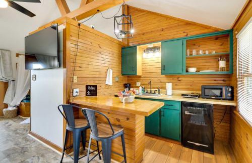 Eureka Springs Apartamento | Scenic Eureka Springs Cabin Rental with Balcony!