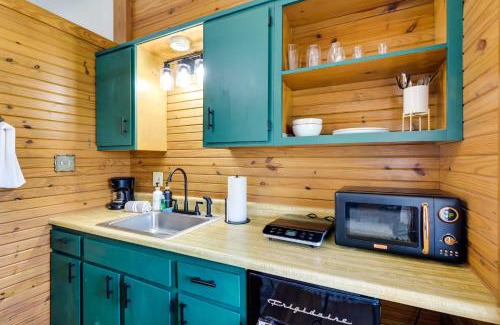 Eureka Springs Apartamento | Scenic Eureka Springs Cabin Rental with Balcony!