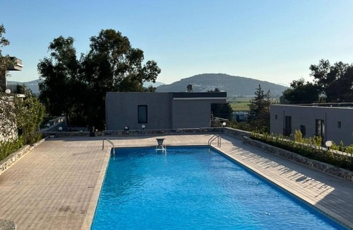 Milas Apartamento | Scenic Flat with Shared Pool in Milas