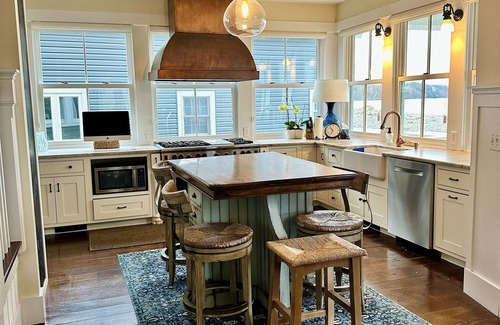North East Casa | Scenic lake house on the shores of Lake Erie. Spacious home with lake access.