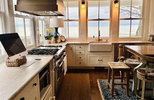 North East Casa | Scenic lake house on the shores of Lake Erie. Spacious home with lake access.