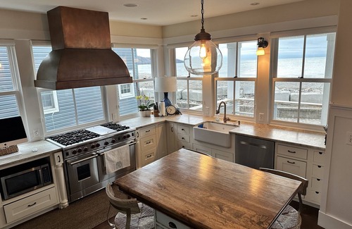 North East Casa | Scenic lake house on the shores of Lake Erie. Spacious home with lake access.