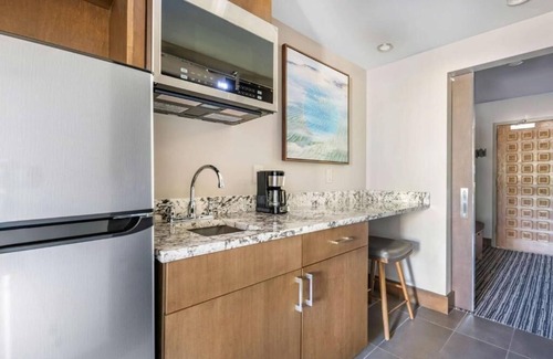 South Lake Tahoe Hotel | Scenic Lakeview Retreat: Heated Pool, Rooftop Tennis, Free Parking