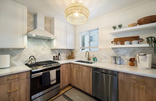 Mission Valley West Casa | Scenic Oasis: King Bed Suite & Panoramic Views & Ultra Fast Fiber WiFi