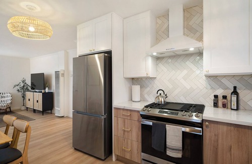 Mission Valley West Casa | Scenic Oasis: King Bed Suite & Panoramic Views & Ultra Fast Fiber WiFi