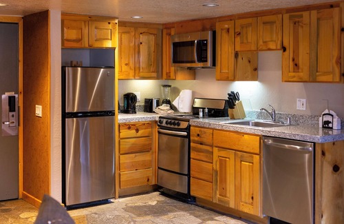 Olympic Valley Hotel | Scenic Olympic Valley Stay | 4 Relaxing Rooms w/Full Kitchen & Ski Access