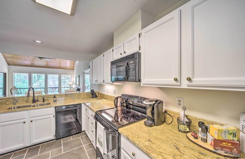 Sapphire Condominio | Scenic Sapphire Condo w/ Deck + Gas Grill!