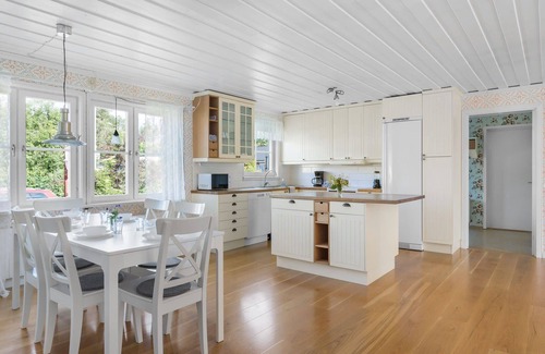 Orviken Casa | Scenic Seaside Retreat near Northvolt Ett
